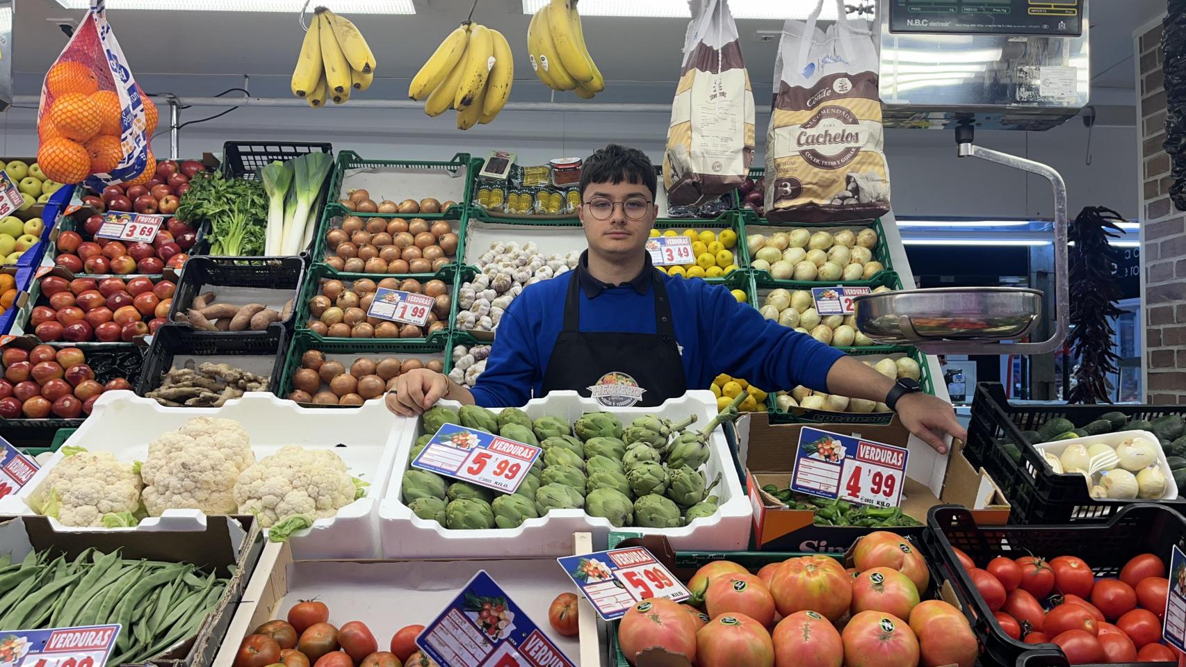 Iván, el verdulero, en su puesto