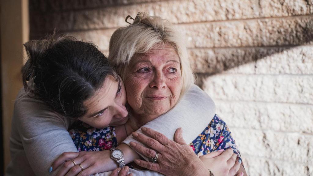 María Asunción, residente de Montroy que perdió su casa tras el paso de la DANA, es consolada por su hija en el piso que ahora comparte con varios familiares en Alfafar. Fotografía realizada con Leica M11-P.