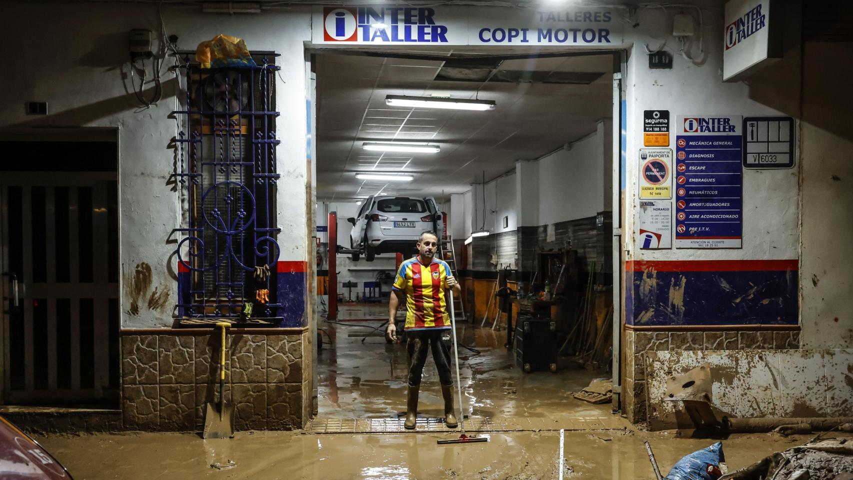 Una persona limpia su taller, a 6 de noviembre de 2024, en Paiporta (Valencia). Europa Press / Rober Solsona