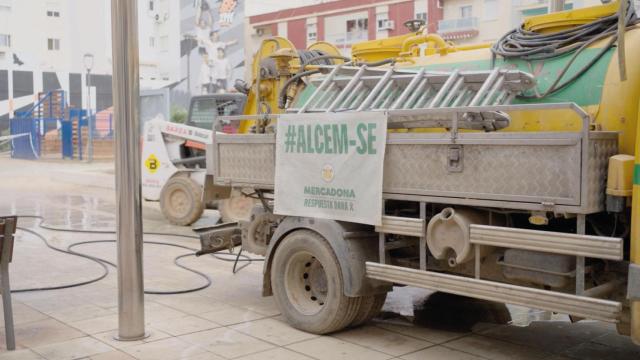 Maquinaria limpia las calles afectadas por la DANA en Alfafar. EE