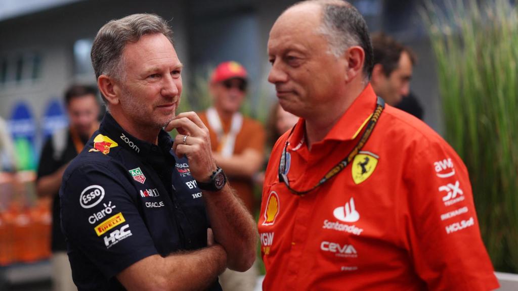 Christian Horner y Frederic Vasseur charlando durante el GP de Brasil.