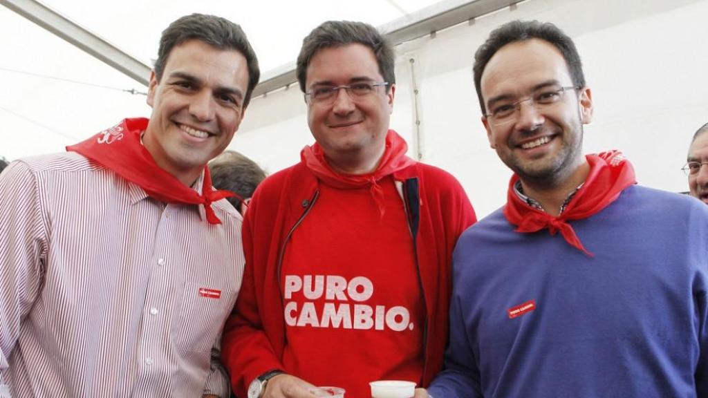 El presidente del Gobierno, Pedro Sánchez, el ministro de Transformación Digital, Óscar López y el exportavoz socialista en el Congreso, Antonio Hernando, en una imagen de 2010