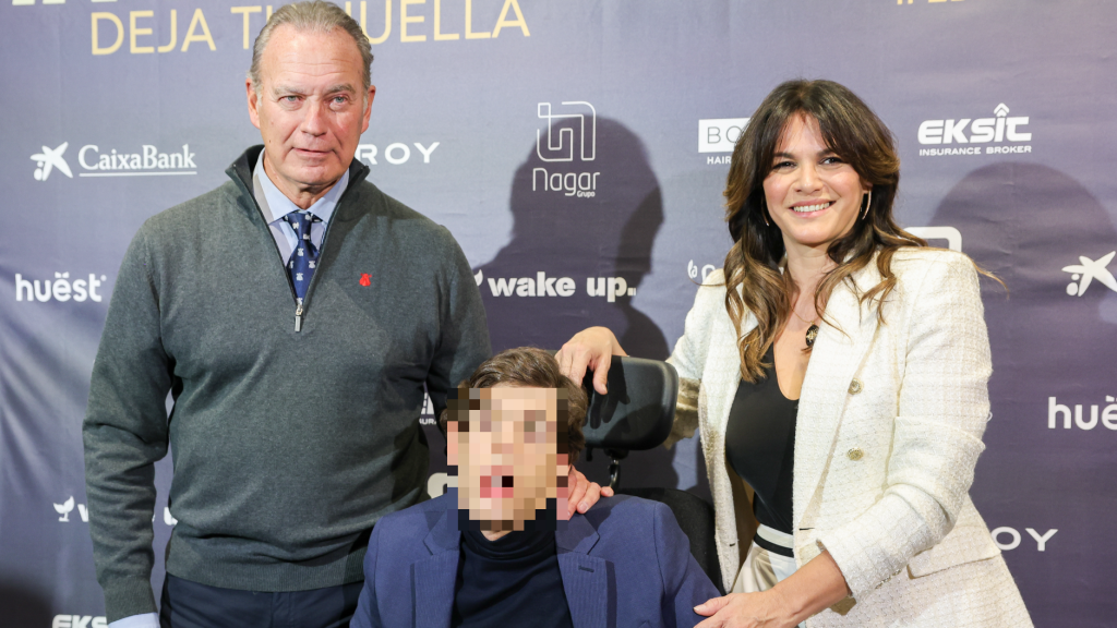 Bertín Osborne y Fabiola Martín con su hijo Kike en los Premios DONA2