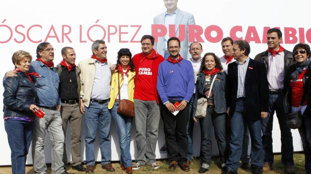 Óscar López, durante la campaña electoral a las autonómicas de Castilla y León de 2011. En la imagen, con Pedro Sánchez, Óscar Puente, Rafael Hernando, Iratxe García, Ana Redondo y su archienemigo, Julio Villarubia, al que apartó para colocar a Tudanca