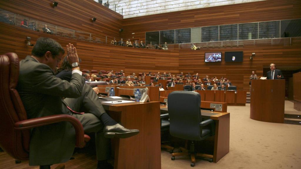 Óscar López y el entonces presidente de la Junta, Juan Vicente Herrera, durante un intercambio dialéctico en un pleno de las Cortes en octubre de 2012