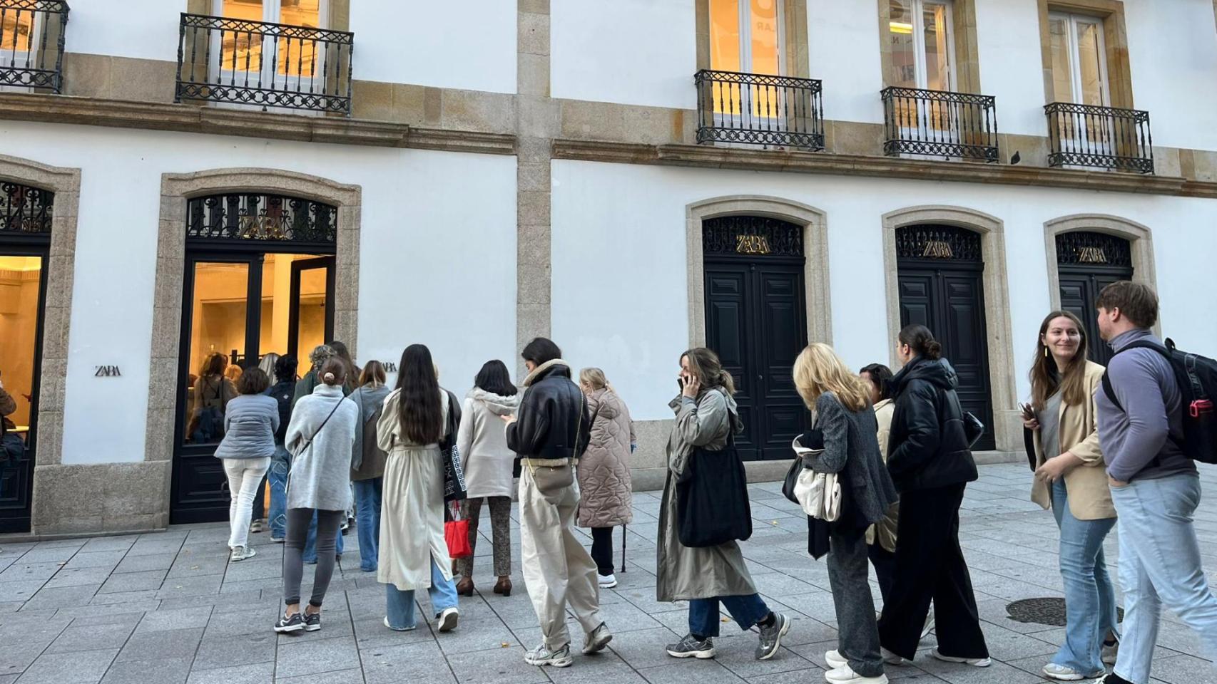 Colas a las puertas del Zara de la calle Compostela por el Black Friday