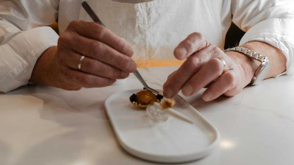 Emiliano Shobert, durante la creación de un plato.