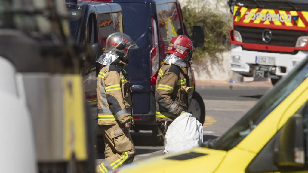 Bomberos trabajan en la extinción de las llamas de un incendio en Murcia.