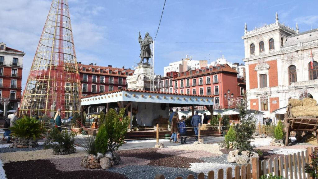 La Plaza Mayor de Valladolid con el árbol y su mercado navideño