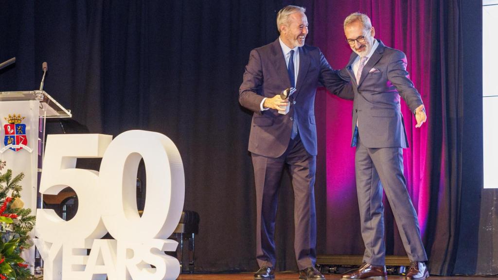 El presidente del Gobierno de Aragón, Jorge Azcón, y el director del Colegio Británico de Aragón, Miguel Cendegui, en el 50 aniversario del centro educativo.