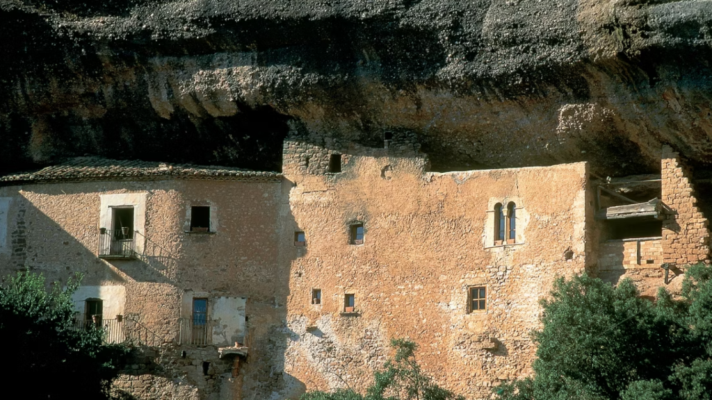 Casas de Mura entre las rocas.