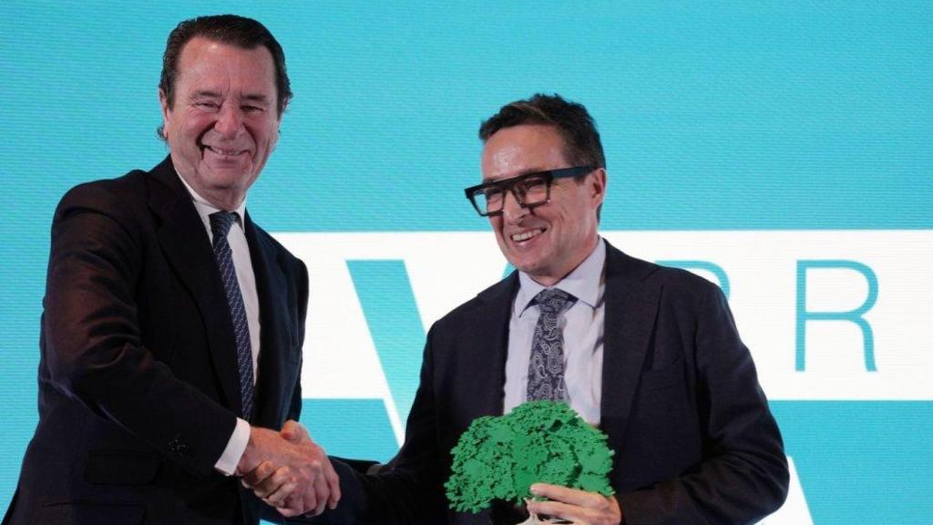 Javier Ungría entrega al rector de la USAL, Juan Manuel Corchado, el X Premio Academia de la Empresa Familiar de Castilla y León