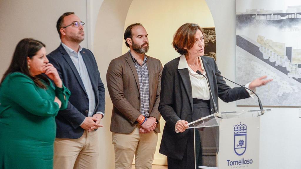 La vicerrectora de la UCLM, Inmaculada Gallego, durante la inauguración de la exposición.