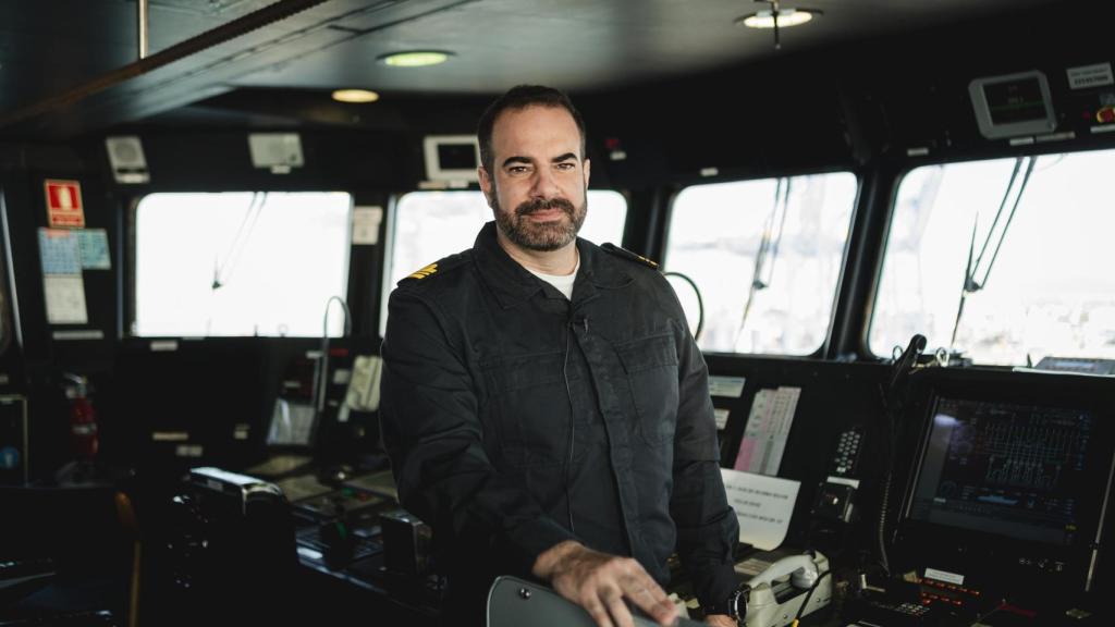 El Capitán de Corbeta Manuel Beltrán Gutiérrez, jefe de operaciones del LHD Juan Carlos I, durante su conversación con EL ESPAÑOL | Porfolio en la sala de mandos del buque.