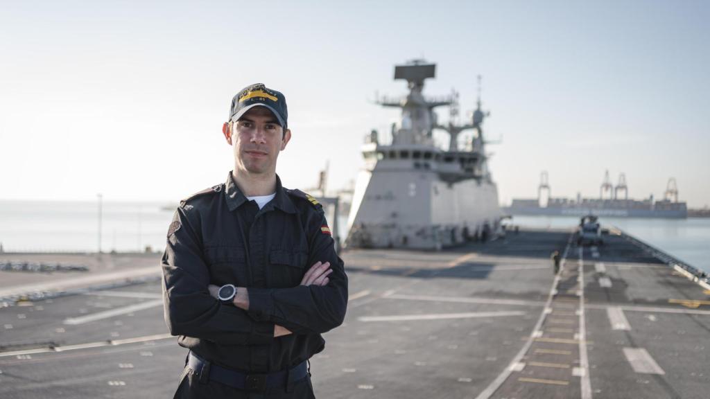 El Teniente de Navío Luis Felipe Bausá García, oficial de la dotación del LHD Juan Carlos I, posa en la cubierta del buque para EL ESPAÑOL | Porfolio.