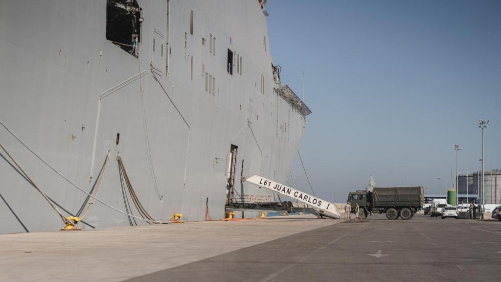 Exteriores del LHD Juan Carlos I, atracado en el Puerto de Valencia desde el 17 de noviembre.