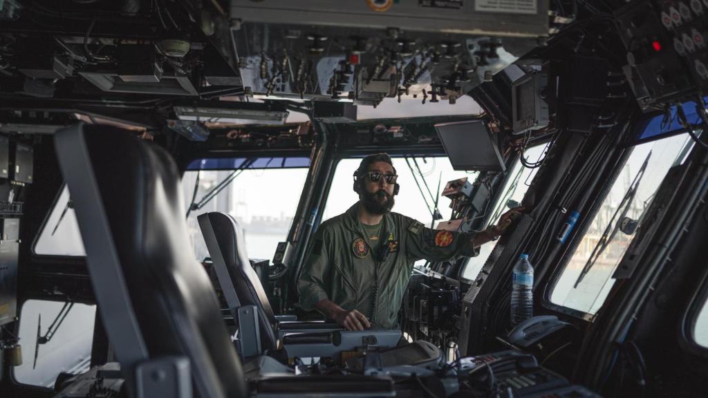 Interior de la sala de control primario de vuelo, desde donde se ejerce el control de torre y de rodadura dentro de la cubierta. De aquí emanan las órdenes de puesta en marcha, salida, despegue, y aterrizaje por parte del jefe de vuelo del navío.