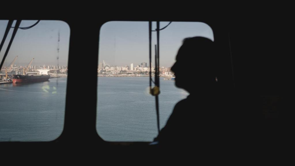 Vistas de la ciudad de Valencia desde la sala de mandos del LHD Juan Carlos I mientras el Capitán de Corbeta Manuel Beltrán Gutiérrez responde a las preguntas de EL ESPAÑOL | Porfolio.