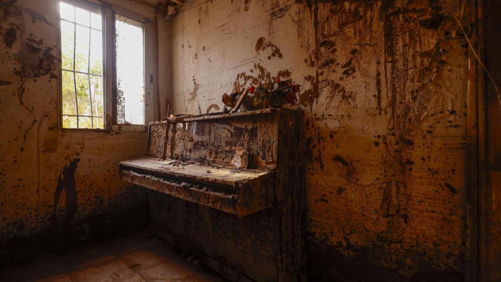 Detalle de un piano cubierto de barro en el interior de una vivienda en el barrio de Lafuente de Utiel (Valencia), imagen de archivo. Efe / Villar López