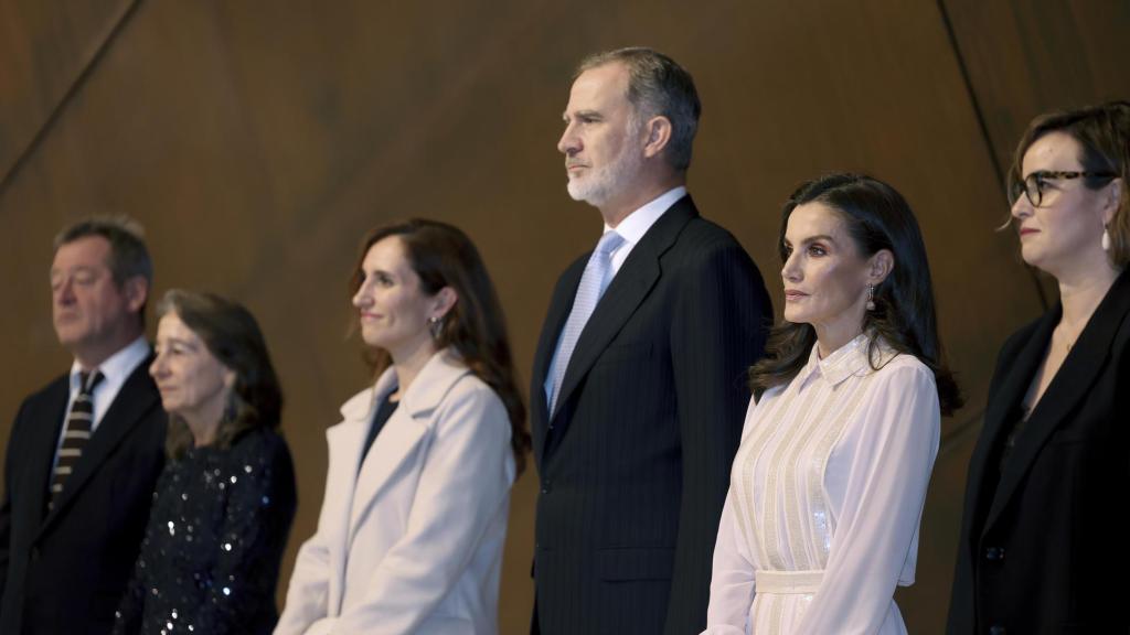 Los reyes Felipe VI y Letizia, acompañados de la ministra de Sanidad, Mónica García.