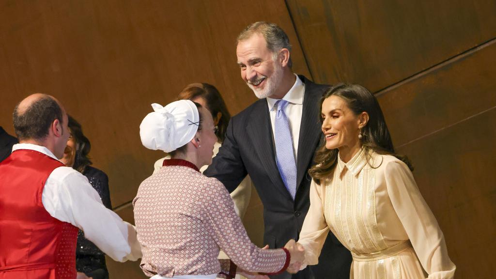 Los reyes saludan a algunos de los cantantes de la ópera.