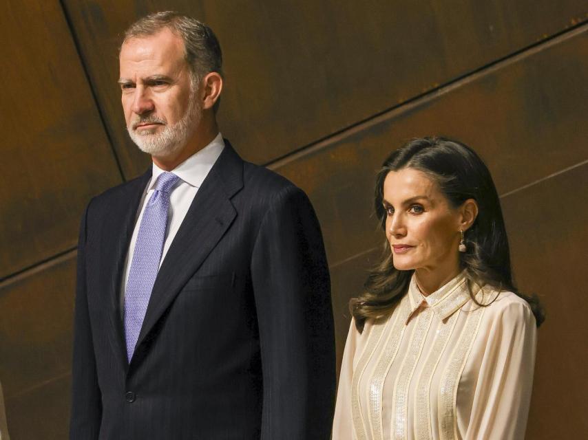 Letizia cambia su dress code para la ópera con un recatado vestido camisero.