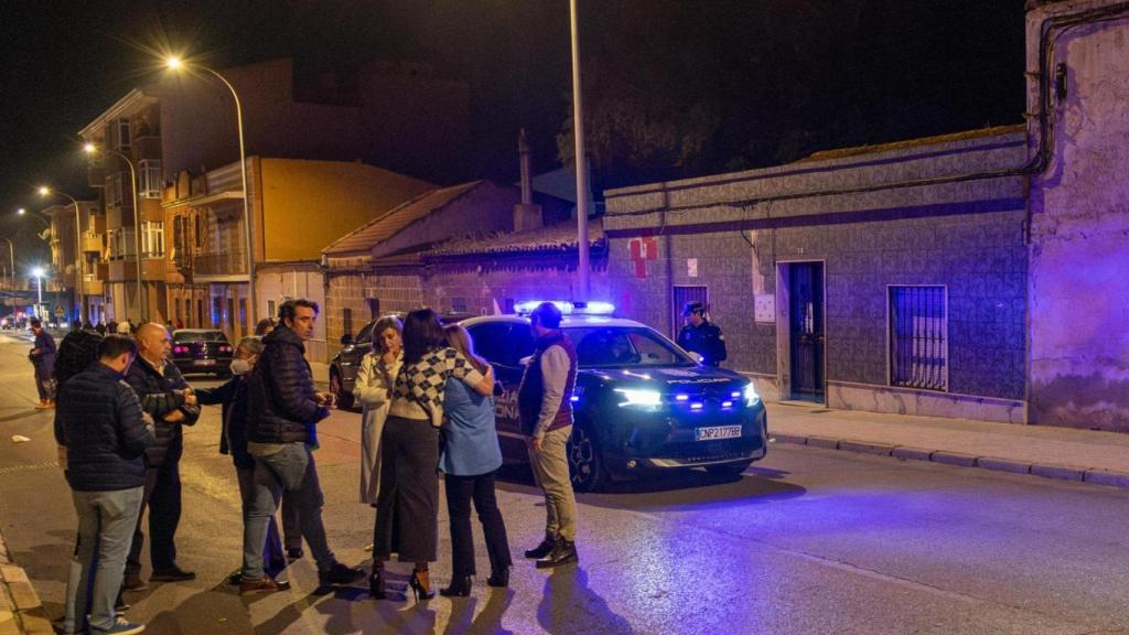 La Policía Nacional, este jueves, delante de la casa de Pepe,  en el número 58 de la calle Áurea Galindo de Linares, donde la pareja de su hija ahogó a uno de sus nietos.