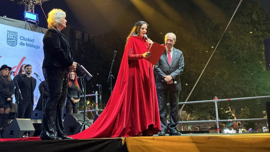 Diana Navarro, en el escenario junto a Francisco de la Torre y Teresa Porras.