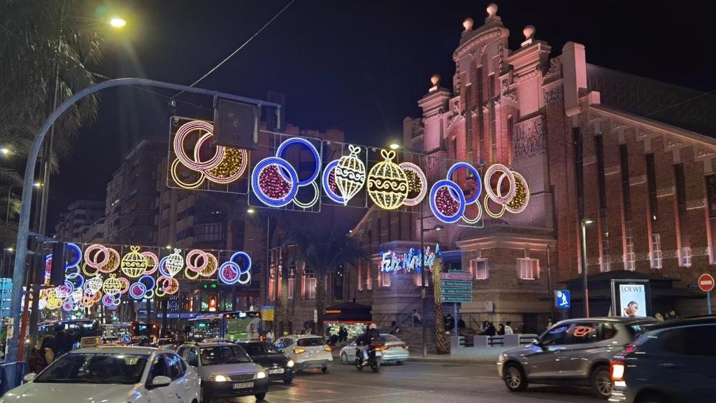 La avenida Alfonso el Sabio y el Mercado Central en Alicante con sus luces de Navidad.