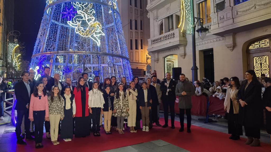 Los representantes de la corporación municipal con las Belleas del Foc Alba Muñoz y Martina Lloret.