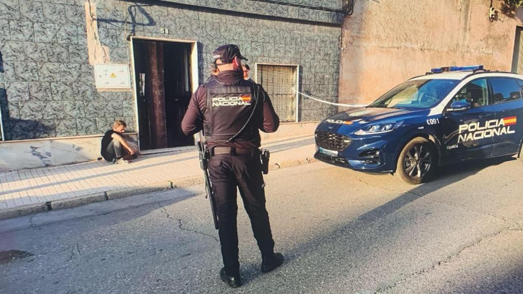 El padre biológico del mellizo asesinado, derrumbado en la puerta de la casa donde se produjo el asesinato, en la calle Áurea Galindo de Linares, custodiada por la Policía Nacional.