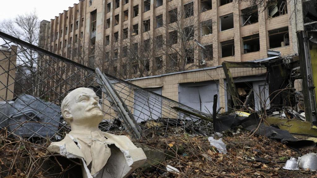 Un busto del fundador de la Unión Soviética, Vladimir Lenin, dañado entre los escombros en el lugar del ataque con misiles que alcanzó el centro de Járkov esta semana.