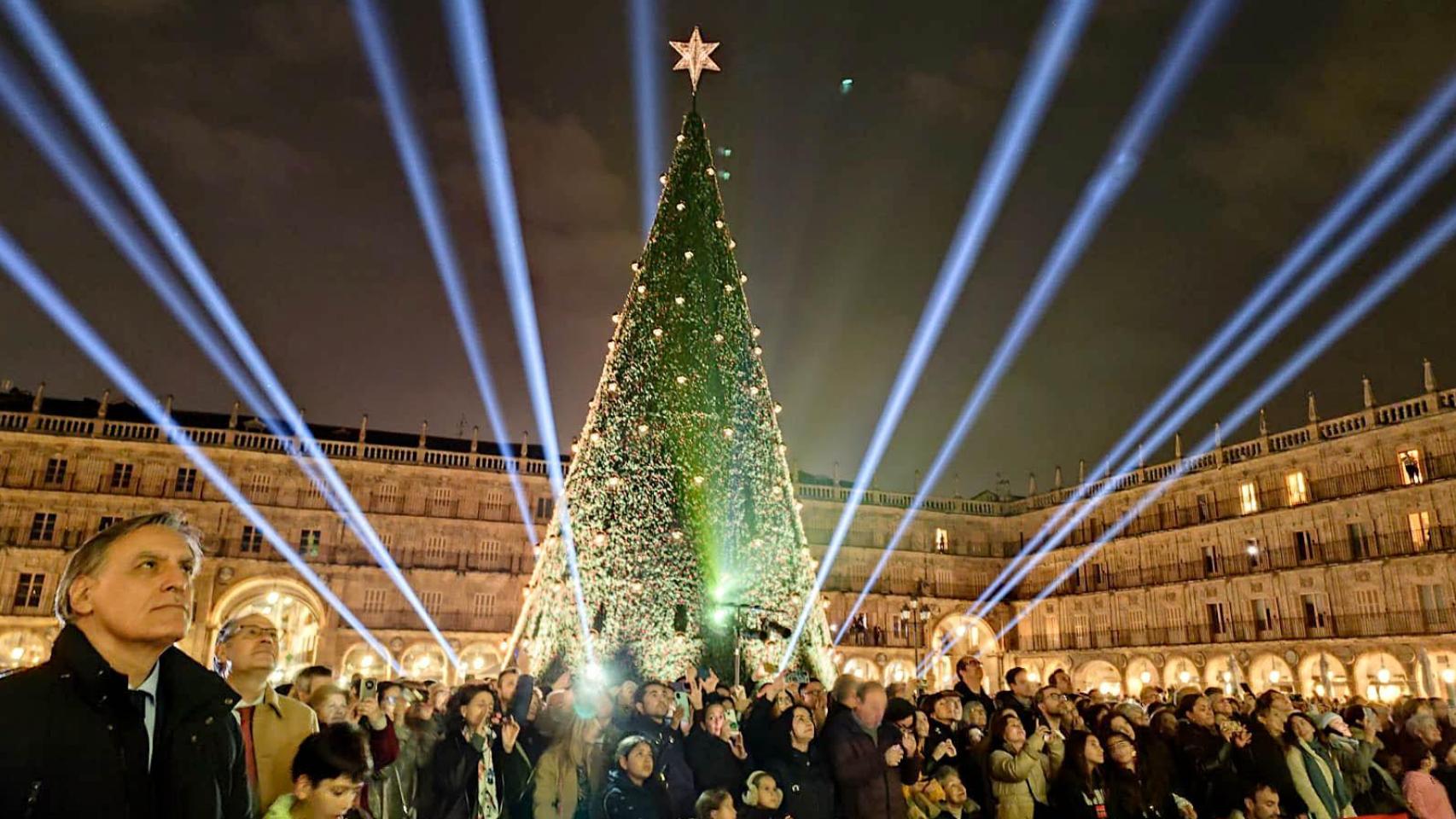 El alcalde de Salamanca, Carlos García Carbayo, asiste a la inauguración de la iluminación navideña en la Plaza Mayor