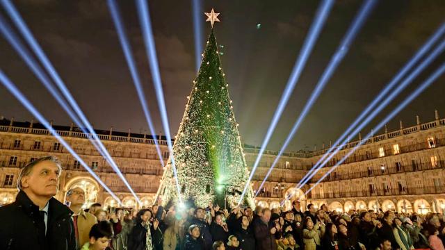 El alcalde de Salamanca, Carlos García Carbayo, asiste a la inauguración de la iluminación navideña en la Plaza Mayor