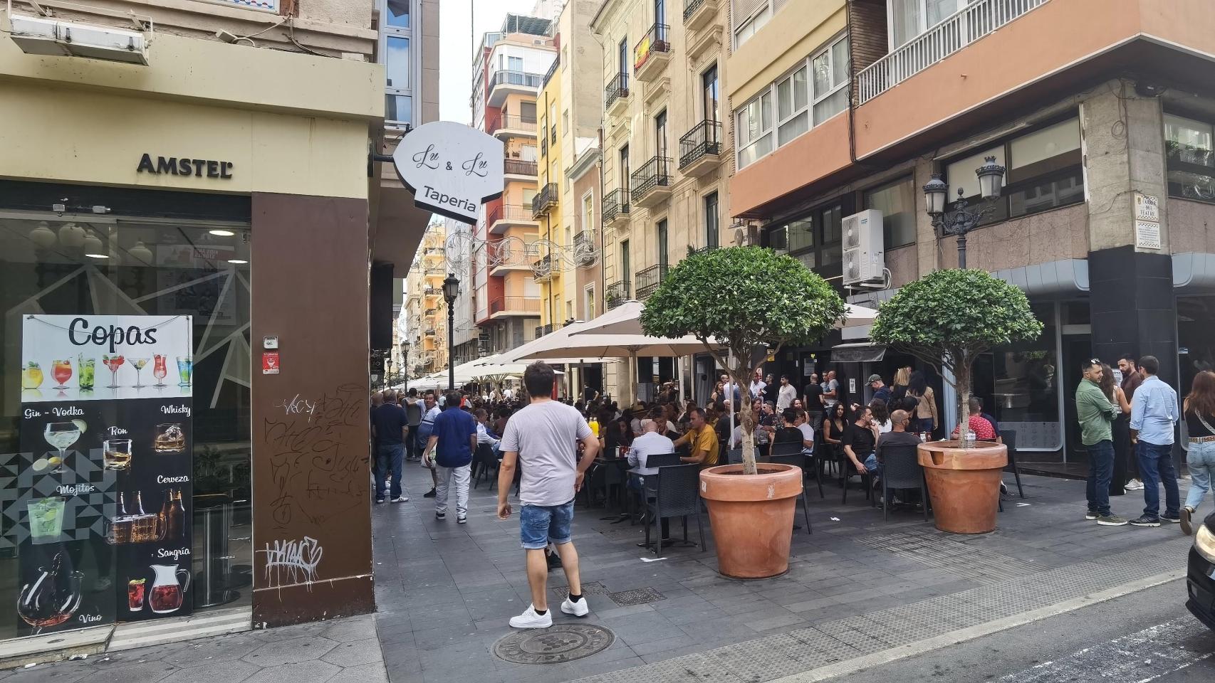 Una vista de las populares terrazas de la calle Castaños este octubre.