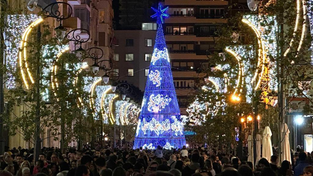 El árbol de luces en la avenida Constitución de Alicante.