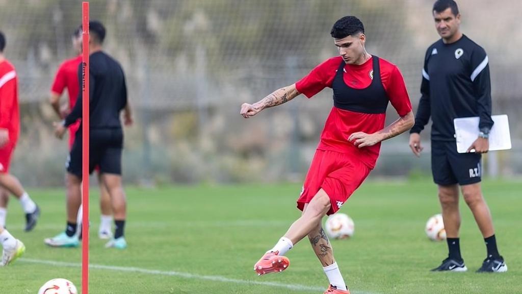 Rubén Torrecilla atento a un entrenamiento.