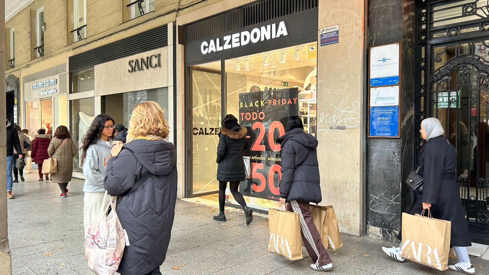 Algunos ciudadanos de compras esta mañana en paseo Independencia, Zaragoza.