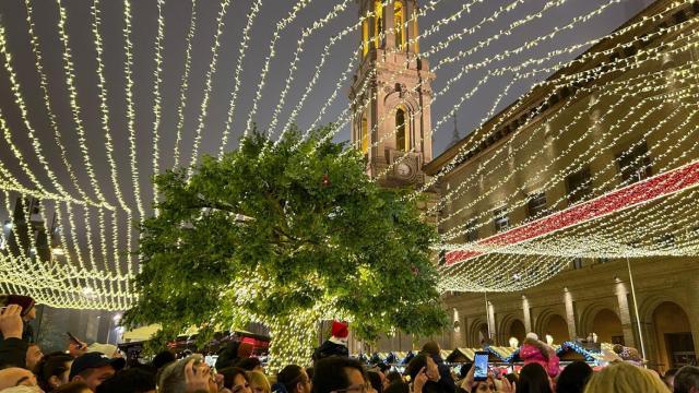 La plaza del Pilar, con miles de zaragozanos disfrutando del acto del encendido de luces.