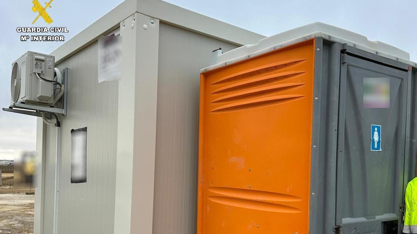 Caseta y baño en el que dormía el trabajador