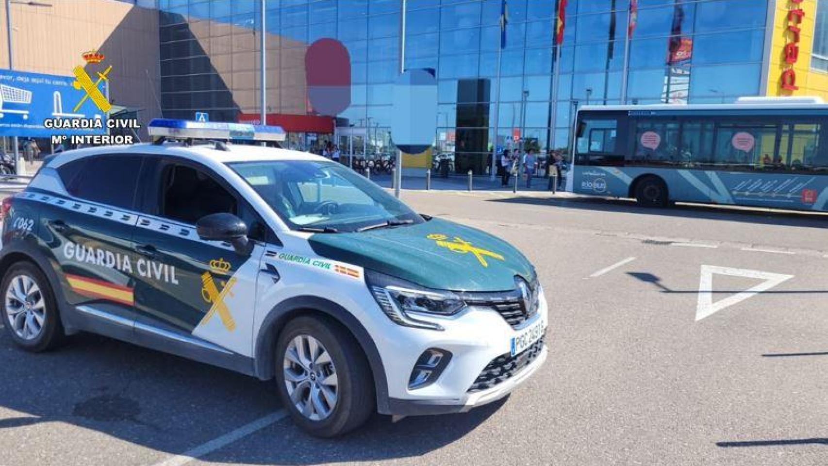 Un coche de la Guardia Civil en el Río Shopping