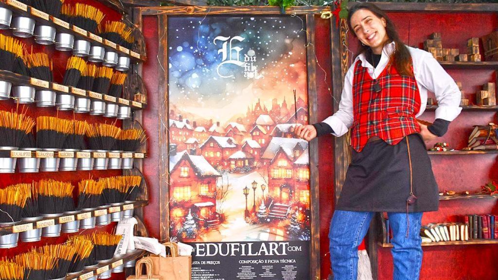 Raquel en su cabaña de Edufilart en el mercado navideño de Valladolid