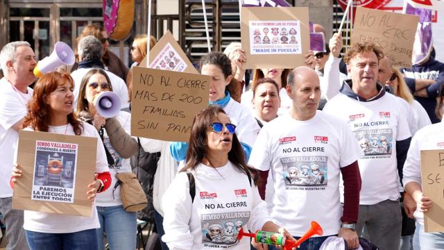 Concentración de los trabajadores de Bimbo frente a la factoría de Valladolid