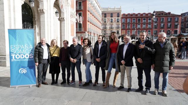 El vicesecretario de Política Autonómica y Municipal, Elías Bendodo, el secretario autonómico del PPCyL, Francisco Vázquez y los alcaldes de Madrid y Valladolid, José Luis Martínez Almeida y Jesús Julio Carnero, presentan la XXVII Intermunicipal del PP que se celebrará este fin de semana en Valladolid