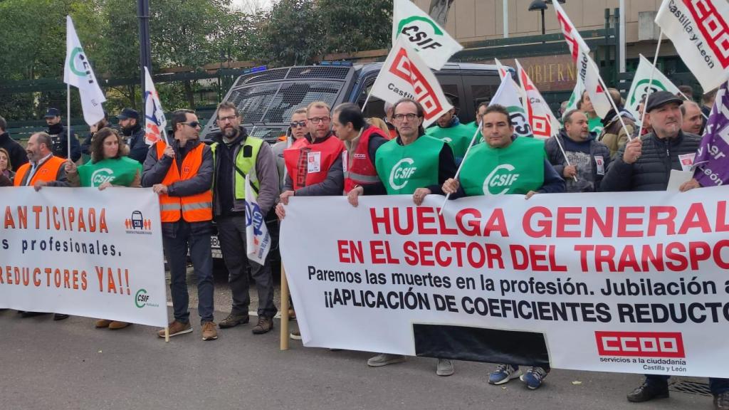 Los conductores de Auvasa manifestándose frente a la Delegación del Gobierno en Castilla y León