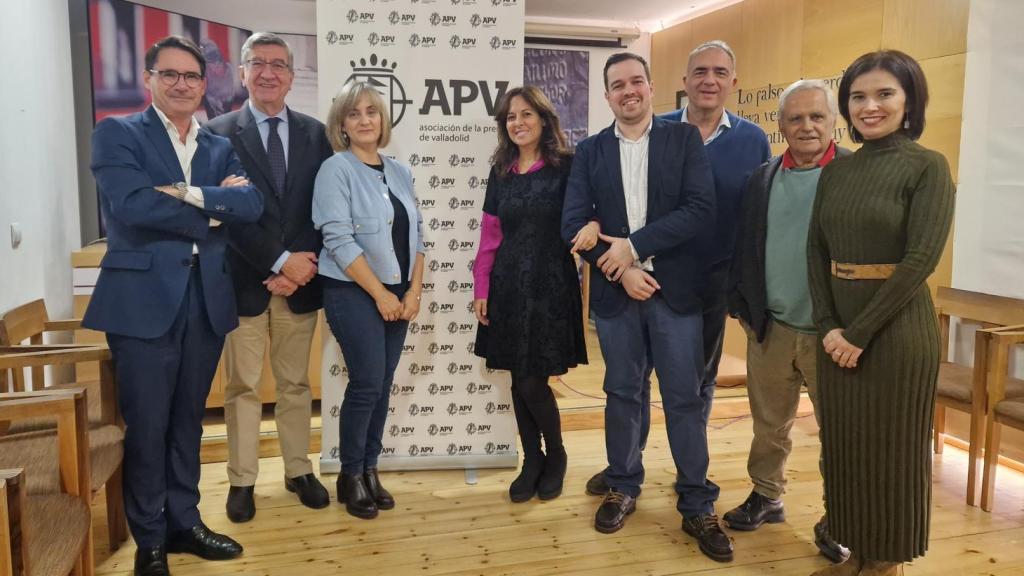 Miembros del jurado del XVIII Premio Nacional de Periodismo Miguel Delibes: Jesús Ángel García, del Departamento de Comunicación de Unicaja; el periodista Antonio San José; la directora de EL ESPAÑOL - Noticias de Castilla y León, Silvia García; la ganadora de la XXVII edición del Premio, Mara Torres; el presidente de la APV, Juan Martín; el director de contenidos de la Cadena SER en Castilla y León, Javier Cuevas; el periodista Juan Cruz y la secretaria general de la APV, Marta Álvarez.