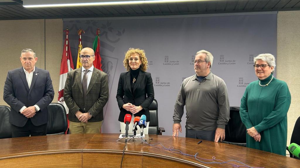 La directora general de Vivienda, María Pardo, junto al delegado territorial, el presidente de la Diputación, el alcalde de Zamora y la representante  en la Comisión Gestora a la Junta por Semana Santa