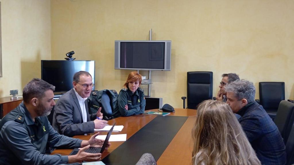 El subdelegado del Gobierno en Zamora, Ángel Blanco; reunido con guardias civiles y vecinos de Morales del Vino