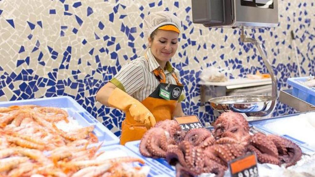 Una empleada de Mercadona trabajando en la pescadería