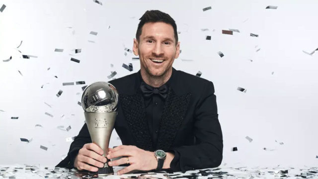 Leo Messi, con uno de sus premios The Best de la FIFA